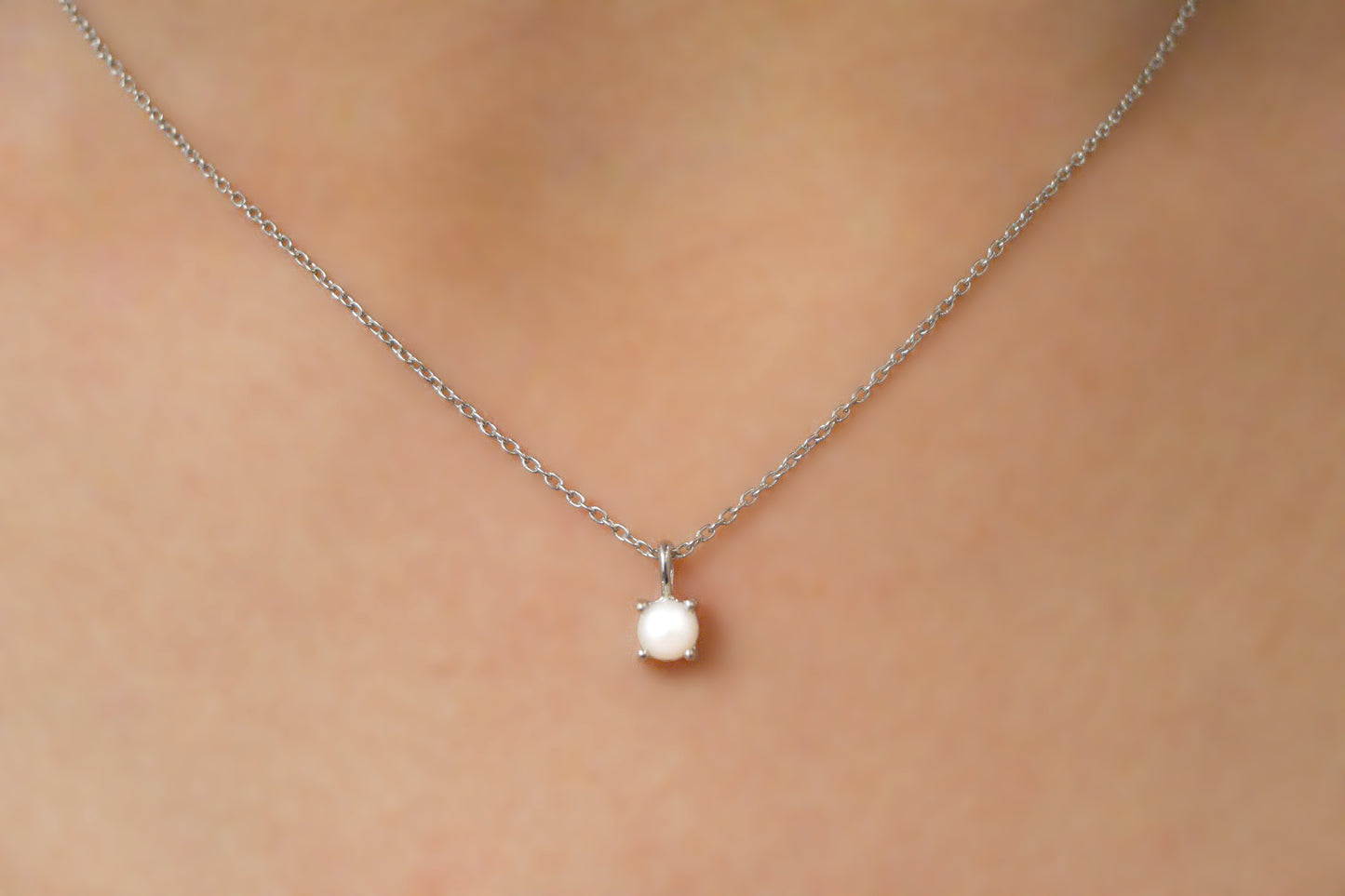 Elegant 925 silver necklace with a simple pearl pendant, ideal for minimal jewellery lovers
