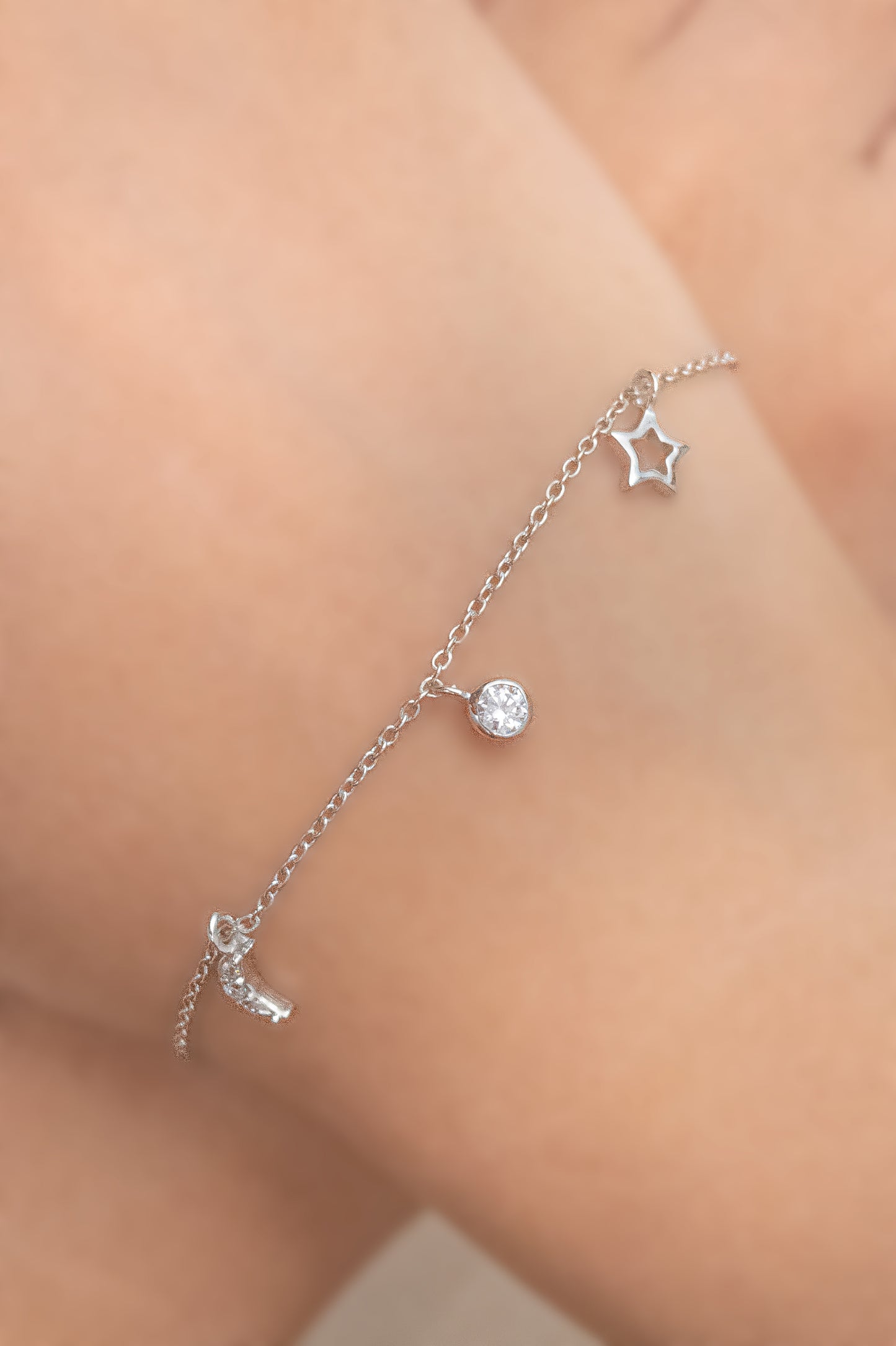 Dainty 925 silver bracelet with a minimal design, ideal for women’s everyday jewellery