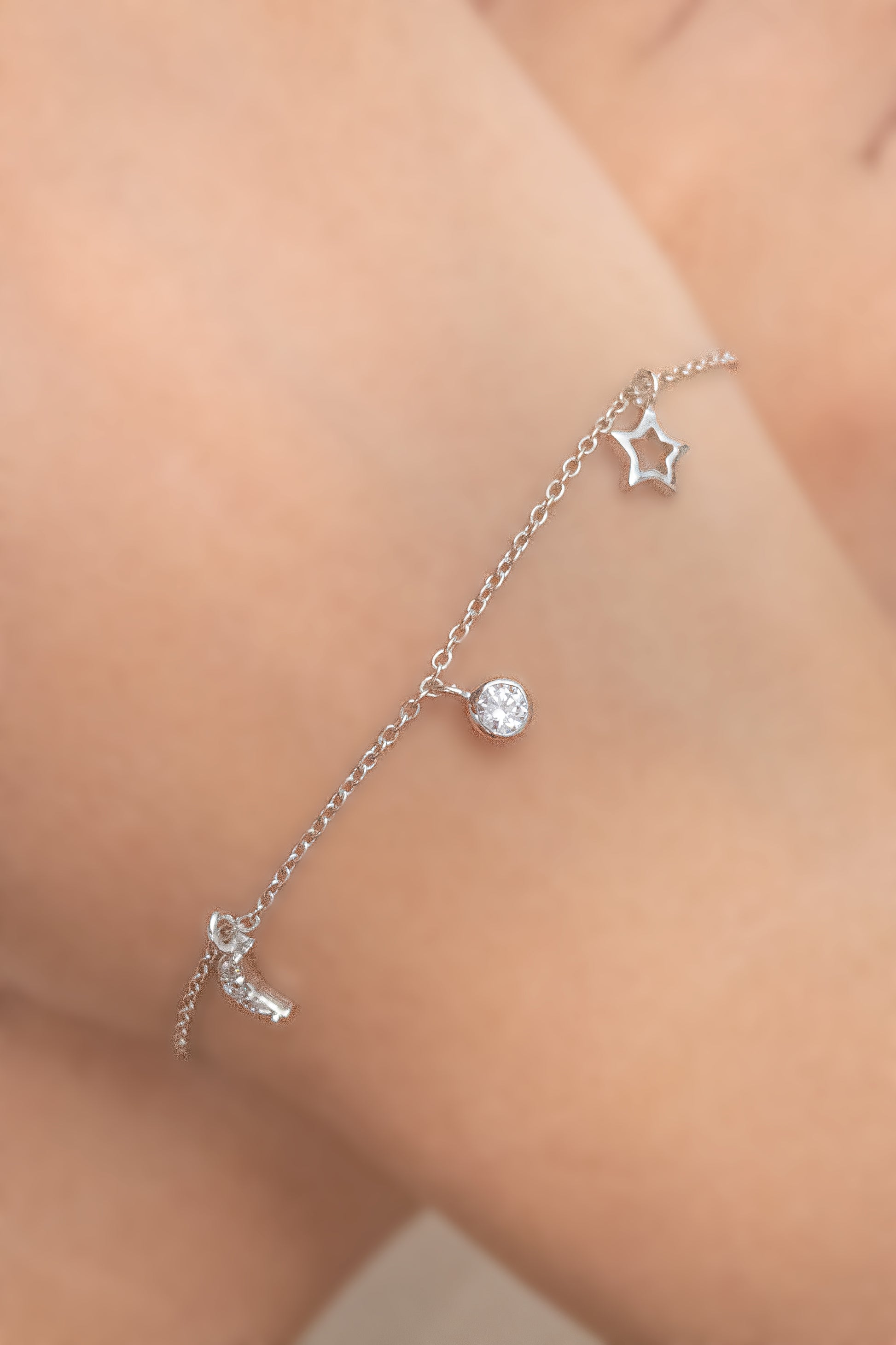 Dainty 925 silver bracelet with a minimal design, ideal for women’s everyday jewellery