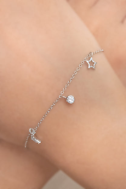 Dainty 925 silver bracelet with a minimal design, ideal for women’s everyday jewellery